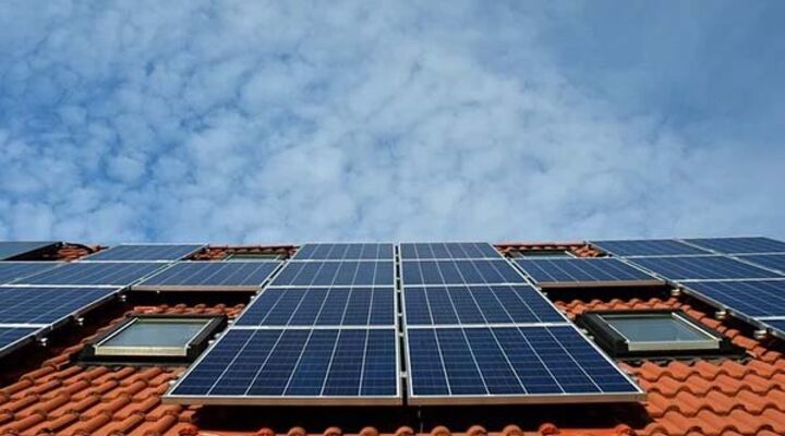 Dit zijn de voordelen en nadelen van zonnepanelen op je dak