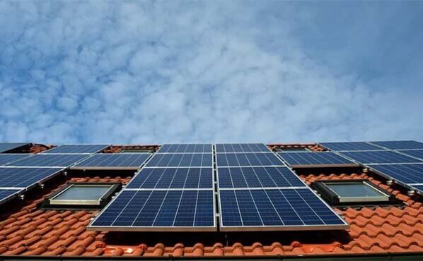 Dit zijn de voordelen en nadelen van zonnepanelen op je dak
