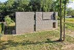 Ontdek de charme van Lot 2 in het nieuwbouwproject "Katersbeek", waar comfortabel wonen samenkomt met eigentijdse luxe. Deze halfopen bebouwing op een royaal perceel van 5 are biedt een ideale ruimte voor uw gezin, met drie ruime slaapkamers voor rust en 