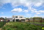 Ontdek Lot 7 in Project Asdonk, gelegen in Heppen—de ideale keuze voor wonen of investeren. Deze prachtige nieuwbouwwoning biedt 3 ruime slaapkamers, een perceel van 4a50ca, en een schitterend uitzicht op de omliggende natuur. De woning onderscheidt zic