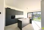 Ontdek Lot 7 in Project Asdonk, gelegen in Heppen—de ideale keuze voor wonen of investeren. Deze prachtige nieuwbouwwoning biedt 3 ruime slaapkamers, een perceel van 4a50ca, en een schitterend uitzicht op de omliggende natuur. De woning onderscheidt zic