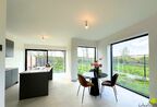 Ontdek Lot 7 in Project Asdonk, gelegen in Heppen—de ideale keuze voor wonen of investeren. Deze prachtige nieuwbouwwoning biedt 3 ruime slaapkamers, een perceel van 4a50ca, en een schitterend uitzicht op de omliggende natuur. De woning onderscheidt zic