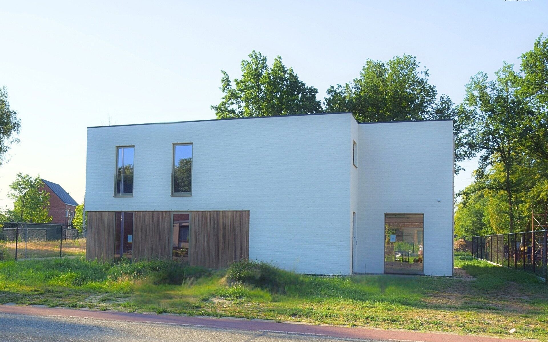 Voor degenen die een voorkeur hebben voor een hedendaags exterieur, biedt lot 8 in Hof ter Laak de perfecte samensmelting van architecturale stijlen uit het verleden en het heden. Met een royaal perceel van 4 are en een bruto bewoonbare oppervlakte van 14