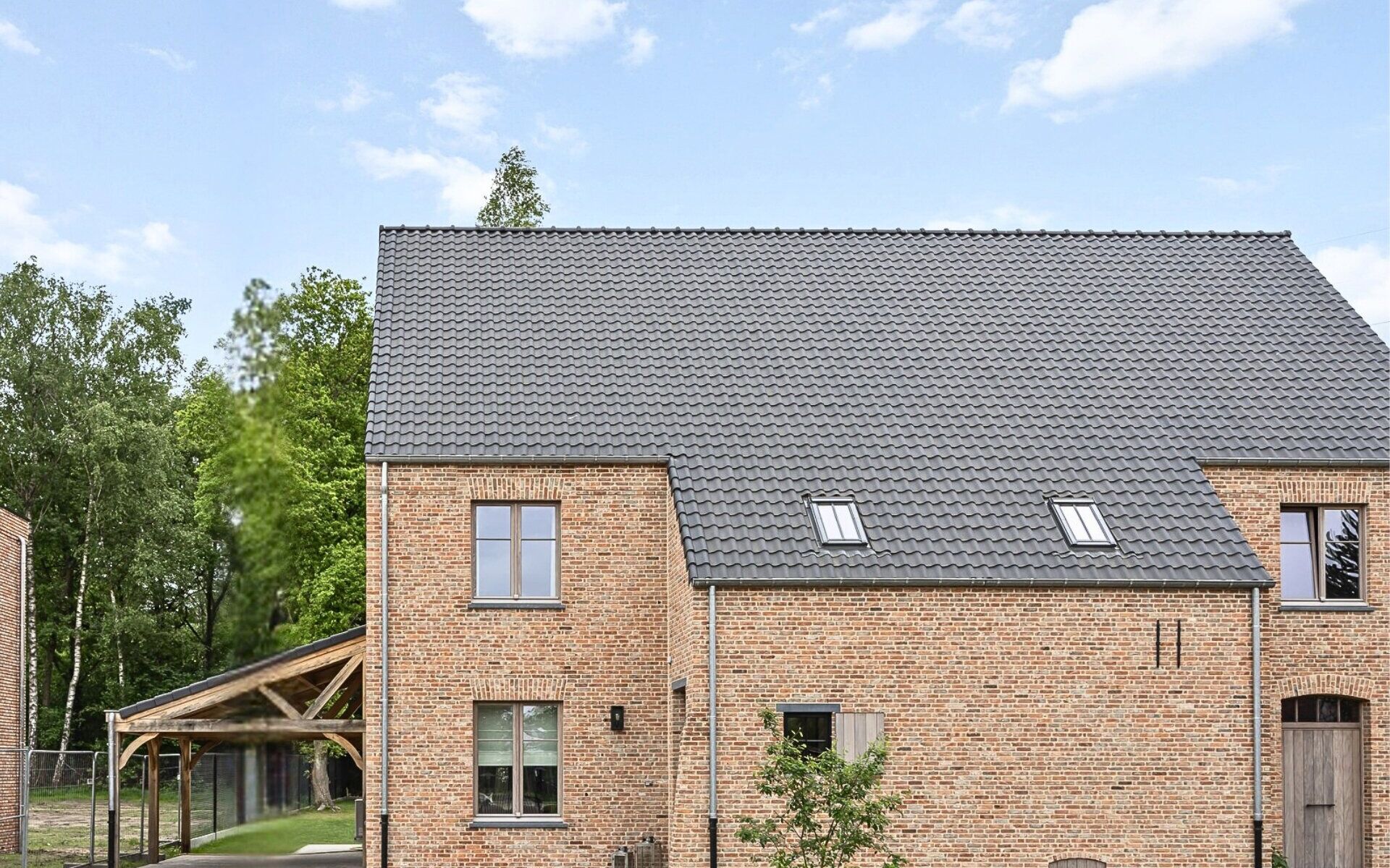 Ontdek binnenkort de ultieme woonervaring in onze toekomstige modelwoning in het project Hof ter Laak te Koersel. Deze prachtige woning wordt volledig afgewerkt en ingericht als kijkwoning, waarbij elk detail zorgvuldig is uitgedacht om jouw ideale woning