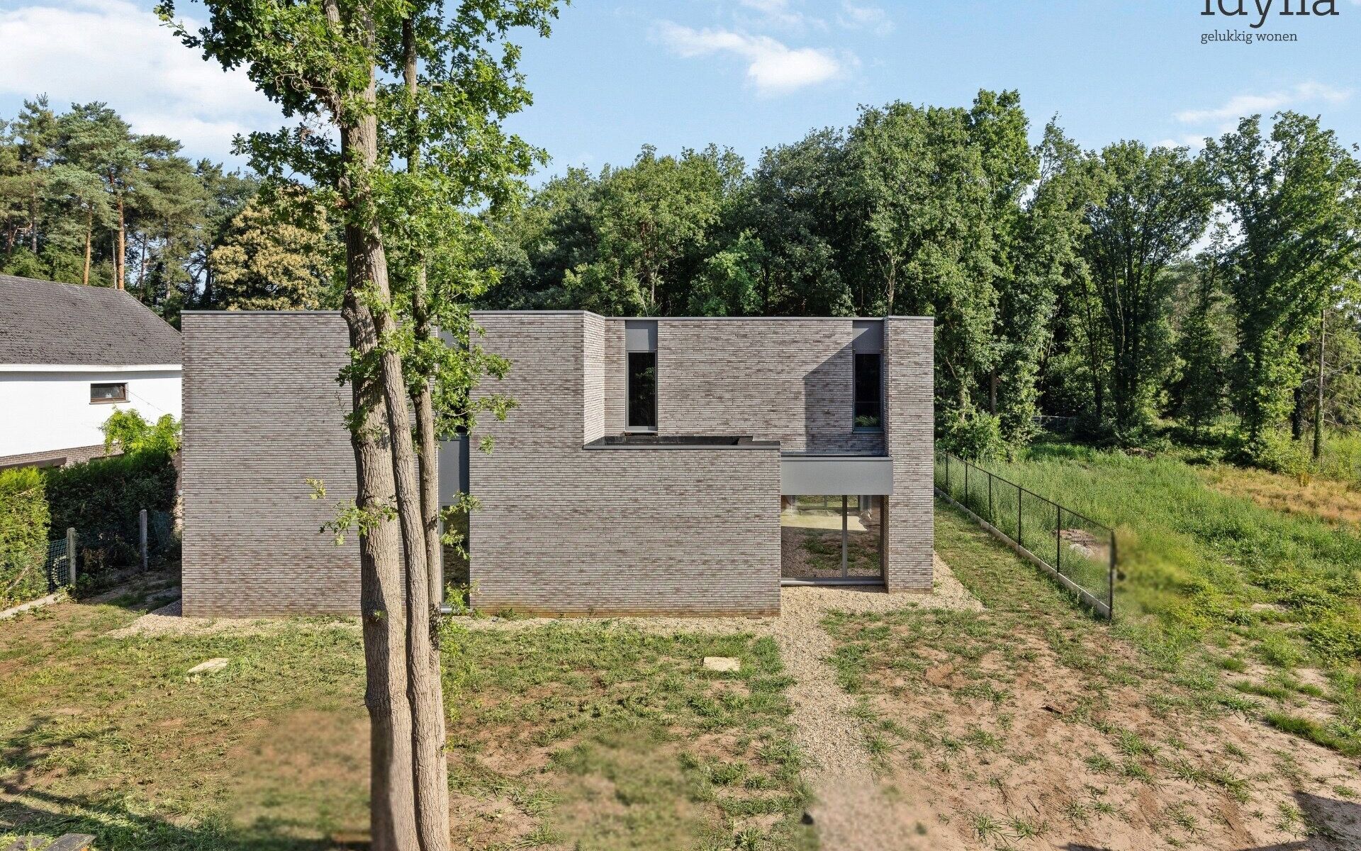 Ontdek de charme van Lot 2 in het nieuwbouwproject "Katersbeek", waar comfortabel wonen samenkomt met eigentijdse luxe. Deze halfopen bebouwing op een royaal perceel van 5 are biedt een ideale ruimte voor uw gezin, met drie ruime slaapkamers voor rust en 