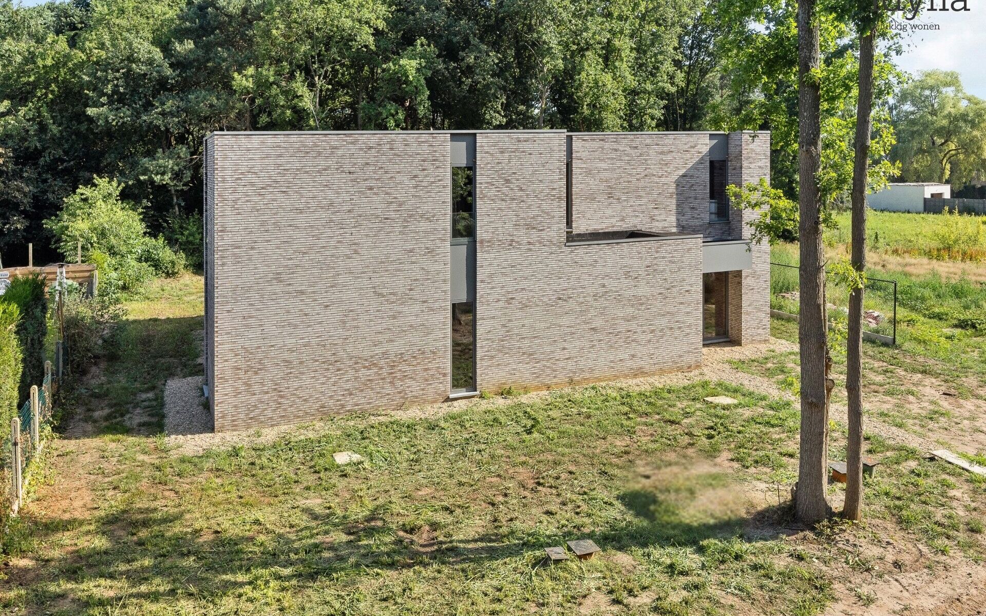 Welkom in het nieuwbouwproject "Katersbeek", waar comfortabel wonen hand in hand gaat met moderne elegantie.

Lot 1 biedt u de kans om uw droomhuis te realiseren in een omgeving nabij het bruisende centrum van Koersel en Beringen. Deze halfopen bebouwing 