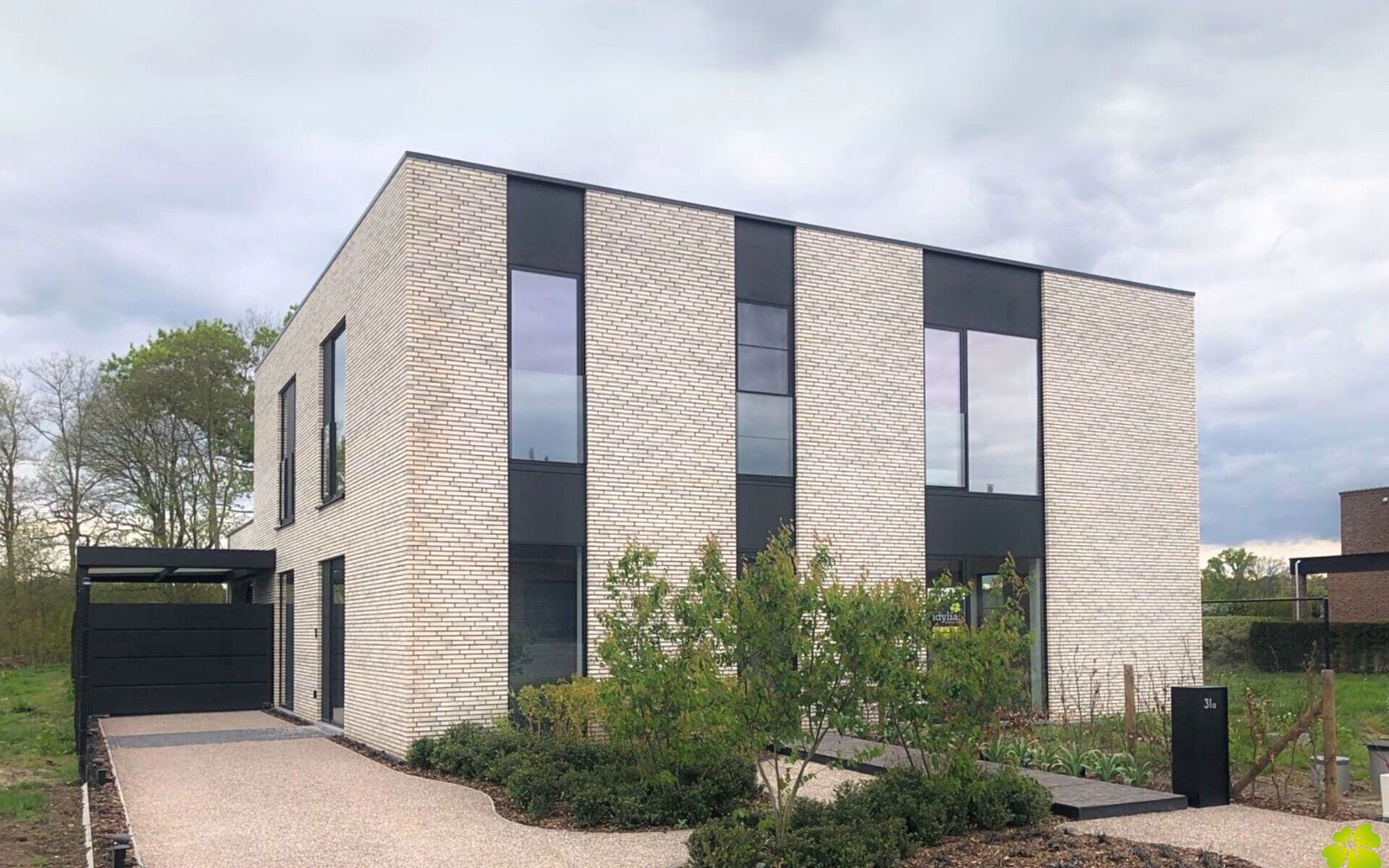 Ontdek Lot 7 in Project Asdonk, gelegen in Heppen—de ideale keuze voor wonen of investeren. Deze prachtige nieuwbouwwoning biedt 3 ruime slaapkamers, een perceel van 4a50ca, en een schitterend uitzicht op de omliggende natuur. De woning onderscheidt zic