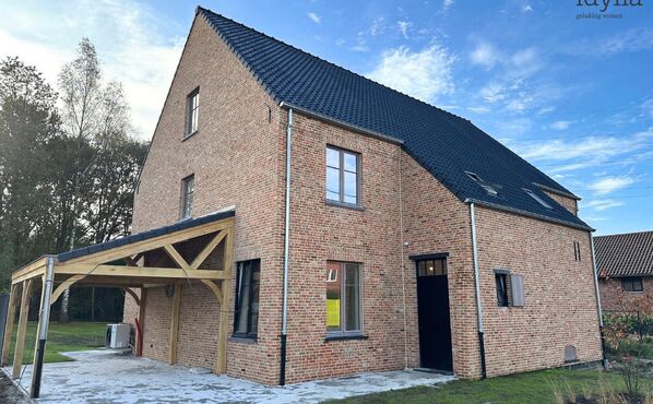 Lot 1 in Hof ter Laak belichaamt de visie van de woning van de toekomst, waar traditionele charme hand in hand gaat met moderne energiezuinigheid en comfort. Deze pastorijwoning op een perceel van 10a99ca biedt niet alleen een riante bruto bewoonbare oppe