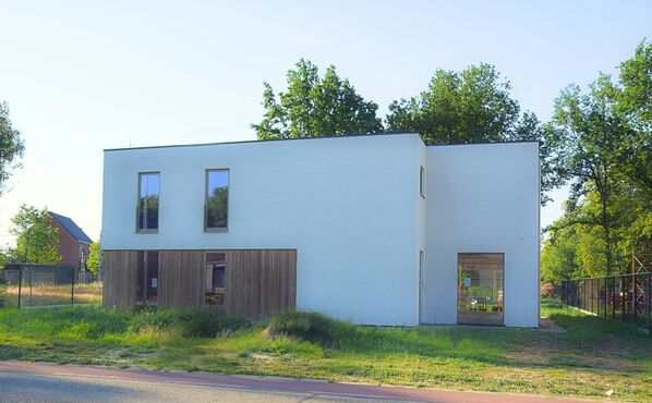 Voor degenen die een voorkeur hebben voor een hedendaags exterieur, biedt lot 8 in Hof ter Laak de perfecte samensmelting van architecturale stijlen uit het verleden en het heden. Met een royaal perceel van 4 are en een bruto bewoonbare oppervlakte van 14