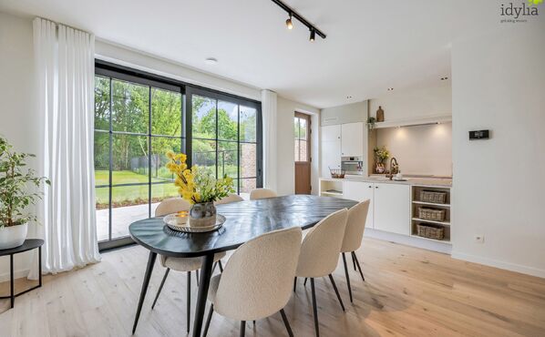 Ontdek binnenkort de ultieme woonervaring in onze toekomstige modelwoning in het project Hof ter Laak te Koersel. Deze prachtige woning wordt volledig afgewerkt en ingericht als kijkwoning, waarbij elk detail zorgvuldig is uitgedacht om jouw ideale woning