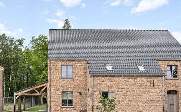 Ontdek binnenkort de ultieme woonervaring in onze toekomstige modelwoning in het project Hof ter Laak te Koersel. Deze prachtige woning wordt volledig afgewerkt en ingericht als kijkwoning, waarbij elk detail zorgvuldig is uitgedacht om jouw ideale woning