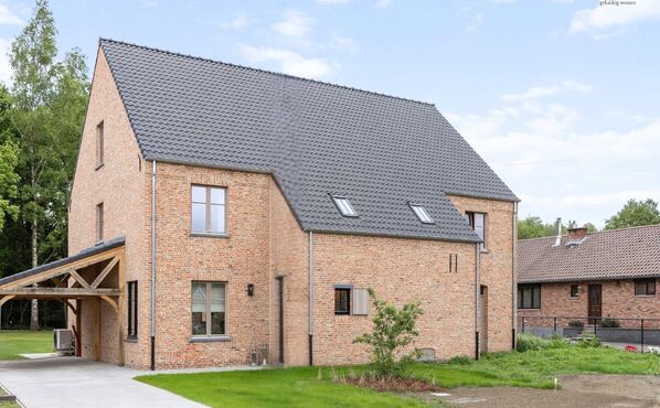 Ontdek binnenkort de ultieme woonervaring in onze toekomstige modelwoning in het project Hof ter Laak te Koersel. Deze prachtige woning wordt volledig afgewerkt en ingericht als kijkwoning, waarbij elk detail zorgvuldig is uitgedacht om jouw ideale woning