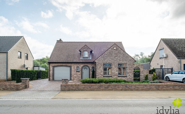 Deze gelijkvloerse woning in Paal, deelgemeente van Beringen, zag in 1998 het levenslicht en is vrij uniek in deze regio. De typische sfeer van de nineties vind je hier terug in élk hoekje. Toch is de woning allesbehalve gedateerd, want dankzij de goede 