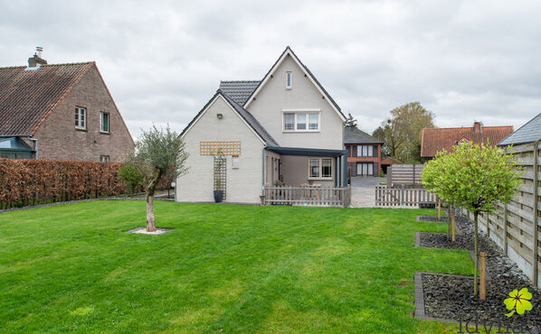 Ontdek deze prachtig gerenoveerde woning, gelegen in een rustige en groene omgeving van Houthalen. Gebouwd in 1950 en grondig vernieuwd tussen 2015 en 2018, combineert dit huis klassieke charme met moderne comfort. 

De eerste reeks renovaties omvatte ee