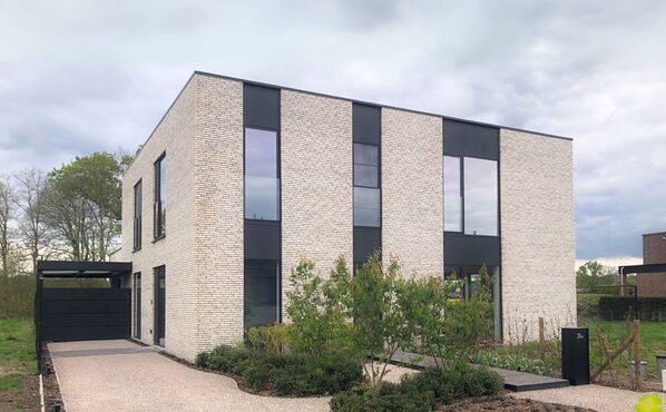 Ontdek Lot 7 in Project Asdonk, gelegen in Heppen—de ideale keuze voor wonen of investeren. Deze prachtige nieuwbouwwoning biedt 3 ruime slaapkamers, een perceel van 4a50ca, en een schitterend uitzicht op de omliggende natuur. De woning onderscheidt zic