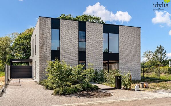 Ontdek Lot 7 in Project Asdonk, gelegen in Heppen—de ideale keuze voor wonen of investeren. Deze prachtige nieuwbouwwoning biedt 3 ruime slaapkamers, een perceel van 4a50ca, en een schitterend uitzicht op de omliggende natuur. De woning onderscheidt zic