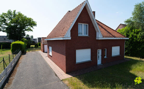 Altijd al op een ruim perceel in Zonhoven willen wonen? Dit is je kans! Deze charmante woning uit 1956 biedt eindeloze mogelijkheden voor wie zijn of haar schouders graag onder een renovatieproject steekt. Hoewel deze woning een grondige verbouwing vereis