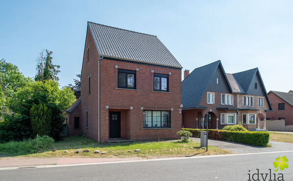 In de Eikenenweg in Zonhoven ligt dit bakstenen pareltje al sinds 1953. De verkopers pakten de woning enkele jaren geleden bijzonder mooi aan. Met een grondoppervlakte van 8a16ca is deze open bebouwing de ideale gezinswoning op fietsafstand van het centru