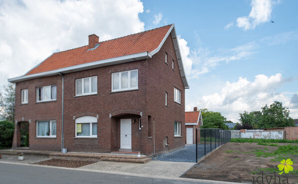 In hartje Zonhoven staat dit mooie huis uit 1953 te koop. De woning, die met zijn 177 m2 aan bewoonbare oppervlakte over veel ruimte beschikt, kan met wat liefde en aandacht volledig opgeknapt worden tot een prachthuis. 

Dat je zoveel ruimte en potentiee