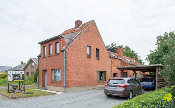 Met de prachtige natuur van De Wijers enerzijds en het bruisende centrum van Zonhoven anderzijds, ligt deze woning in de Beskensstraat op een strategisch knooppunt. Zowel de rust als de aangename drukte vind je hier op wandel- of fietsafstand, ideaal dus 