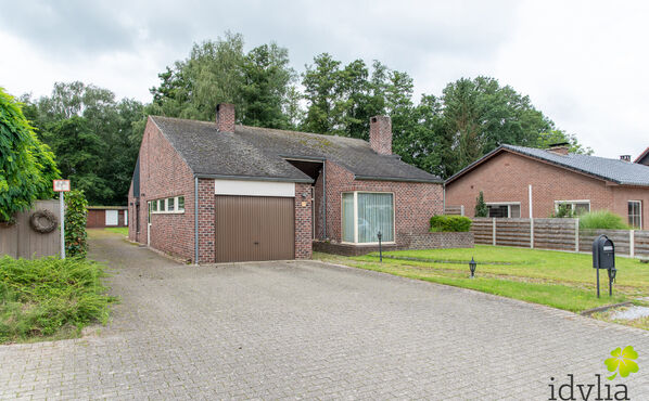 De rust die in deze woning hangt, overvalt je bij de eerste stap over de drempel. De donkerbruine deuren, betegelde vloeren en authentieke balken hullen het huis in een stille gezelligheid die menig hart kan bekoren. De kalmte strekt zich ook buitenshuis 