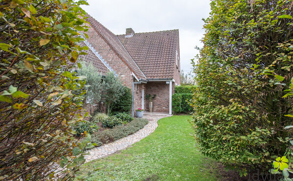 Deze prachtige woning in Zonhoven is een droom die werkelijkheid wordt voor wie op zoek is naar een ruime en smaakvolle open bebouwing. Deze woning onderging een grondige renovatie van 2018 tot 2020, waarbij moderne gemakken werden toegevoegd en hoogwaard